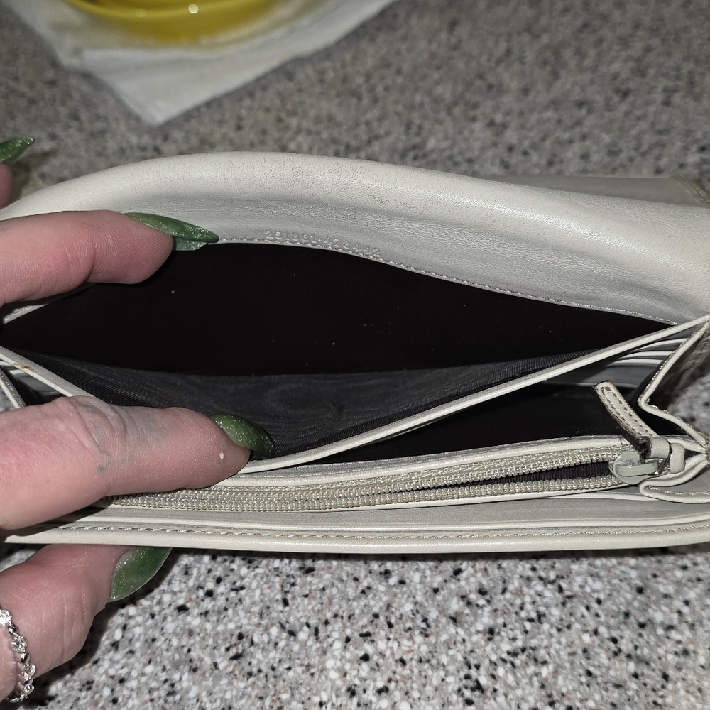 Gucci Guccissima Wallet In Ivory. Comes With Unbranded Chain - Picture 10 of 13